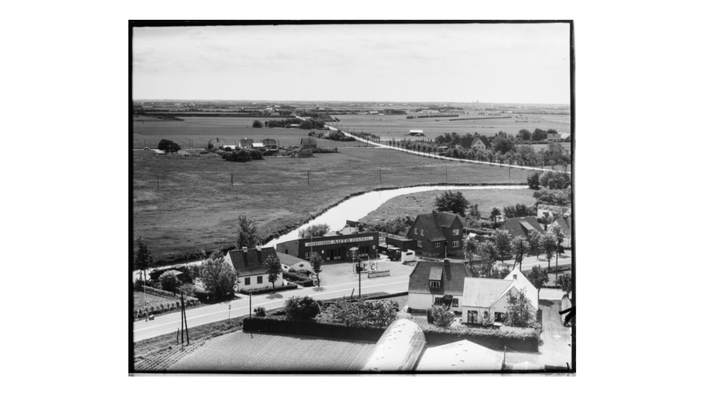 billed over brokjær med Gredstedbro auto central i forgrunden Odense luftfoto 1956